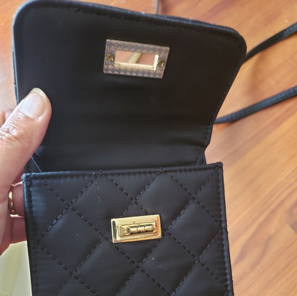 LIKE NEW Unbranded Lot of 2 Cell Phone Bags 1 Cream, 1 Black, both with straps! - Picture 4 of 5